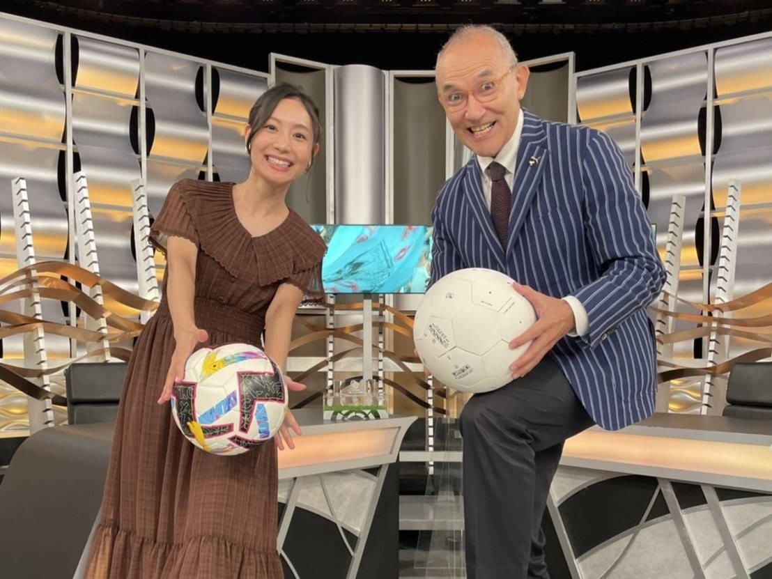 サッカー解説の仕事をする宮澤ミシェル