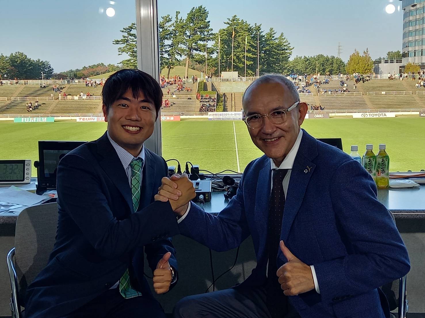 スタジアムの放送席で解説する宮澤ミシェル